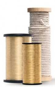 Goldgespinste und Silberkordel auf Spulen